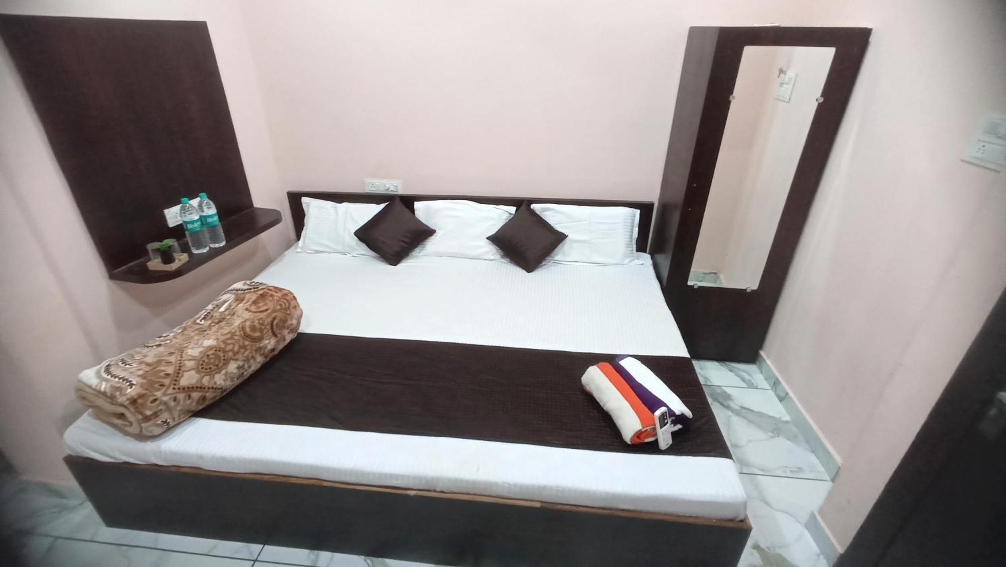 Hotel Shree Krishna Palace Uddzsaín Kültér fotó