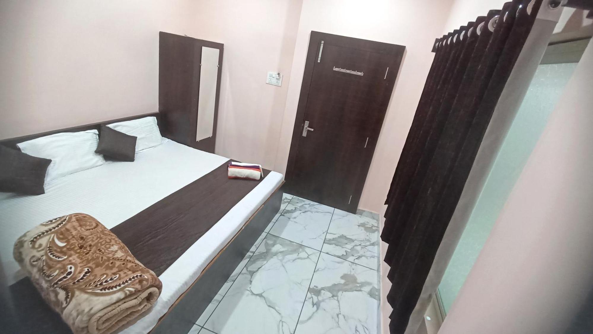 Hotel Shree Krishna Palace Uddzsaín Kültér fotó
