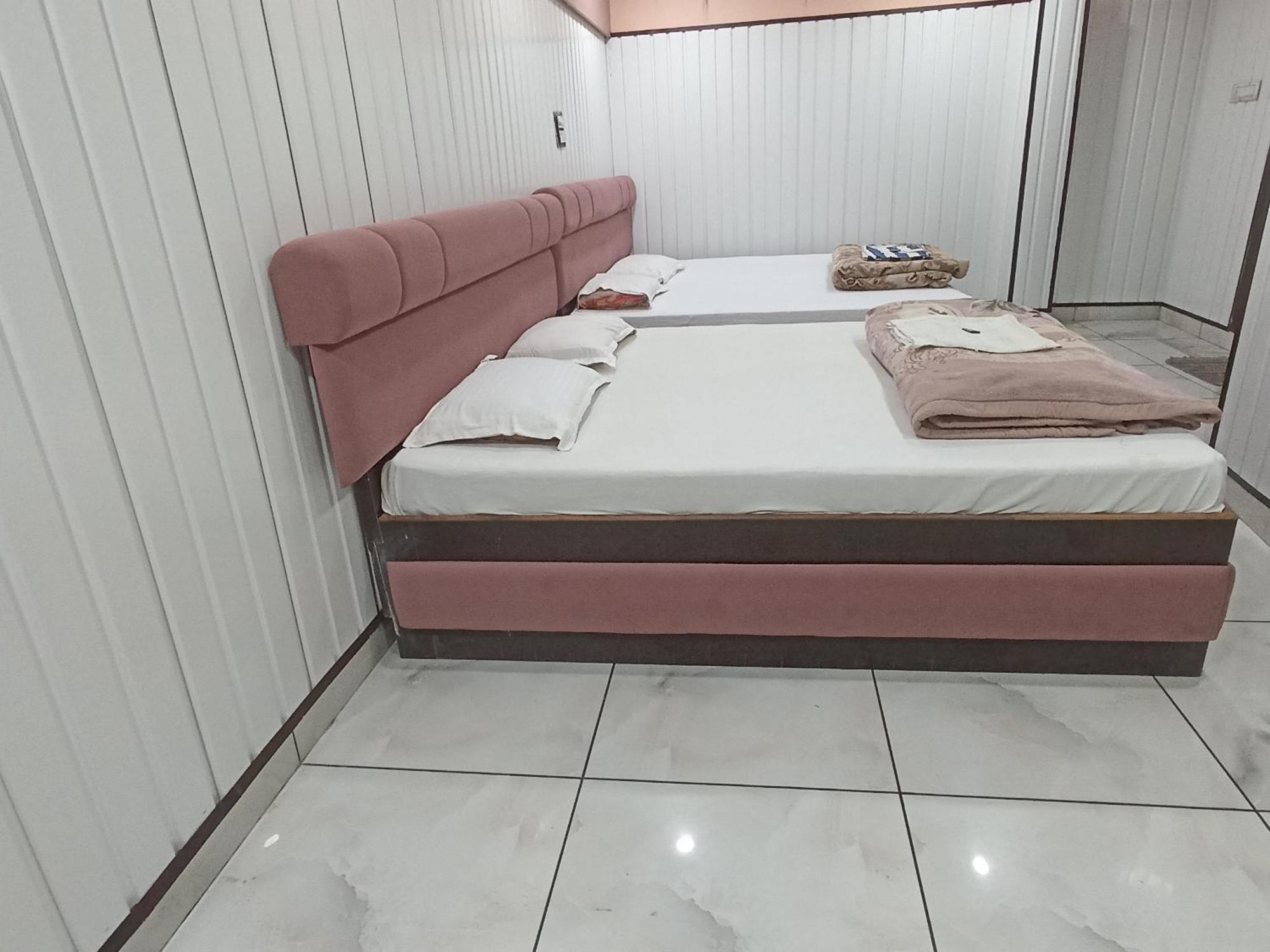 Hotel Shree Krishna Palace Uddzsaín Kültér fotó