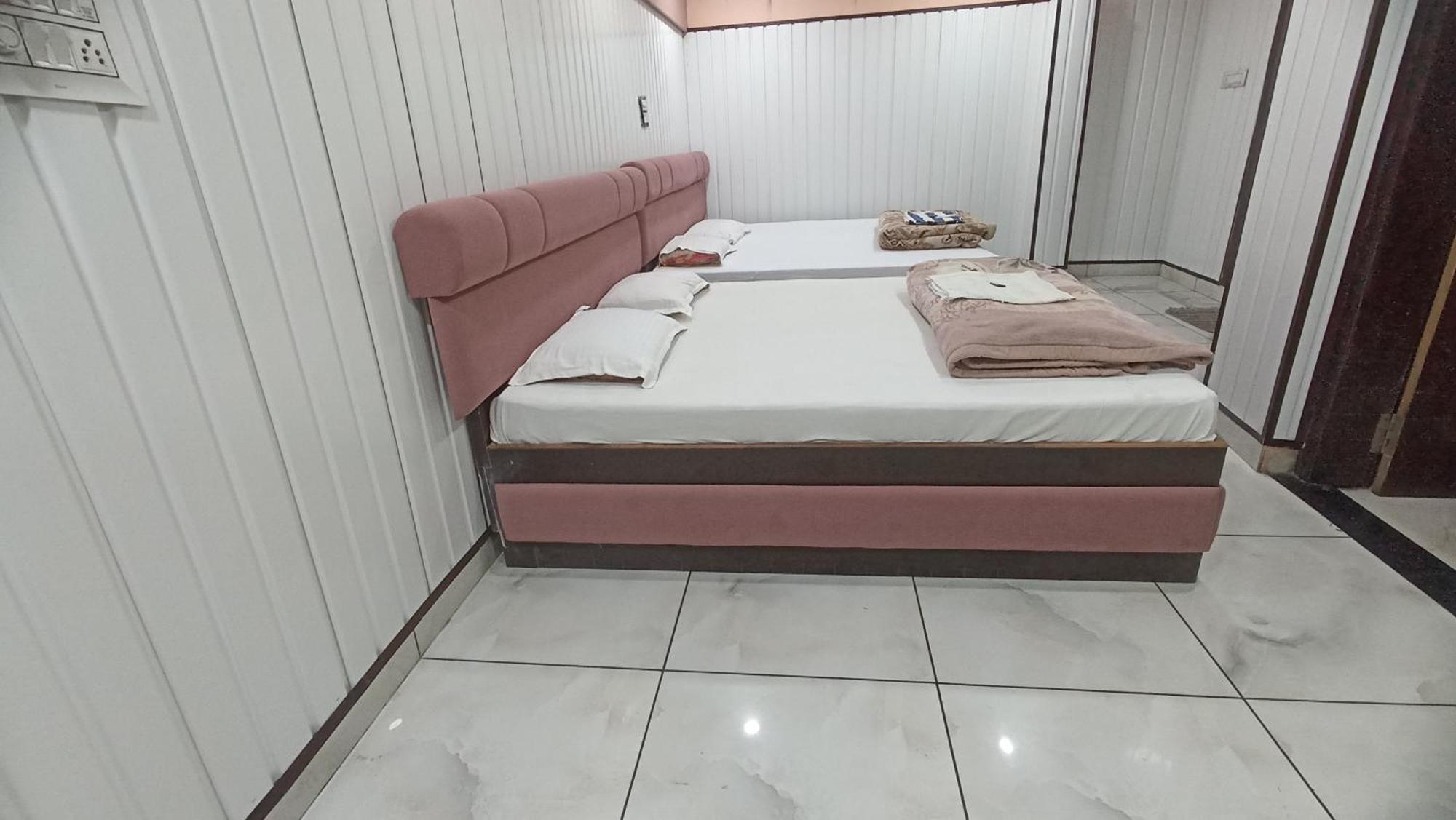 Hotel Shree Krishna Palace Uddzsaín Kültér fotó