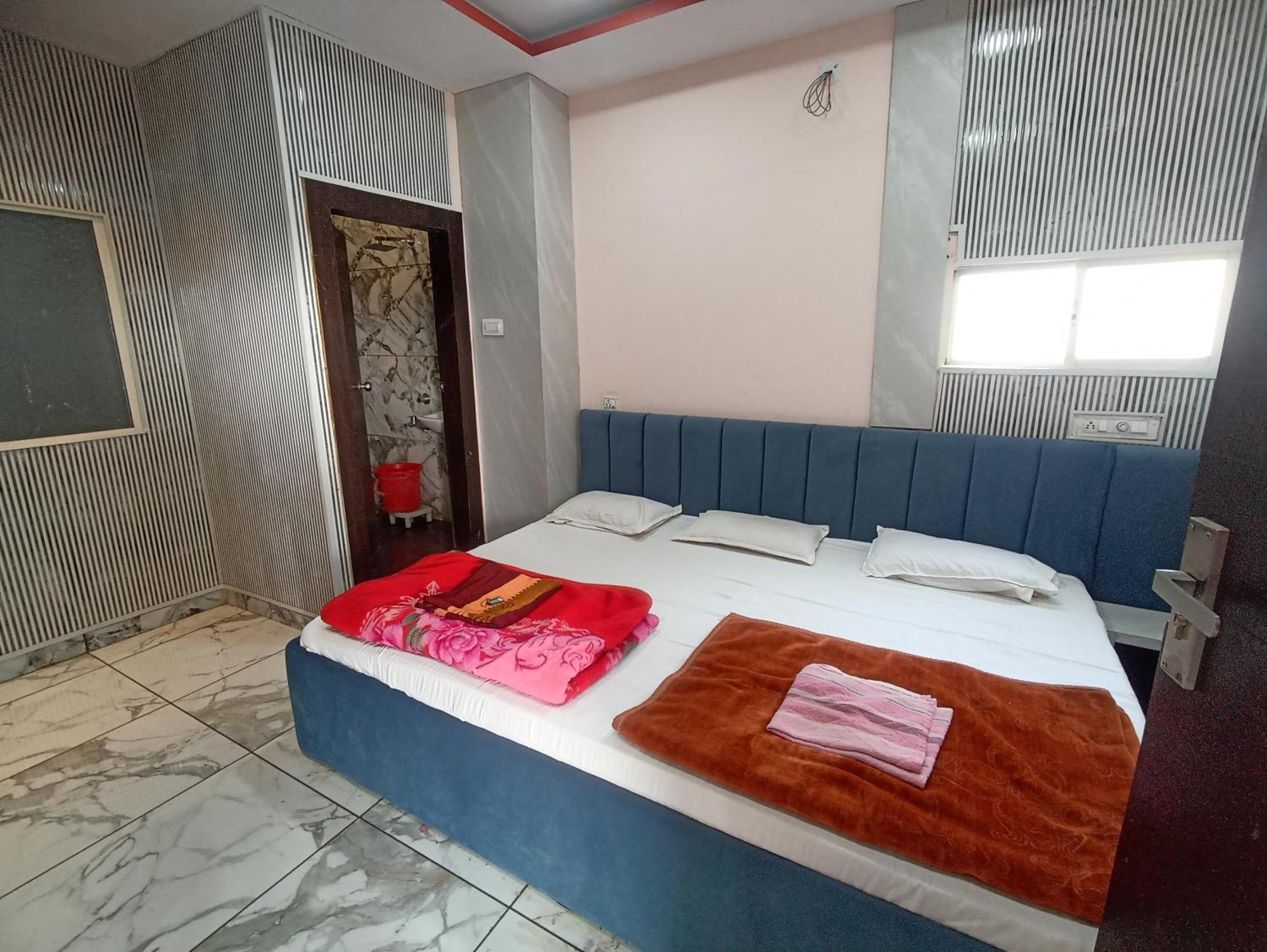 Hotel Shree Krishna Palace Uddzsaín Kültér fotó