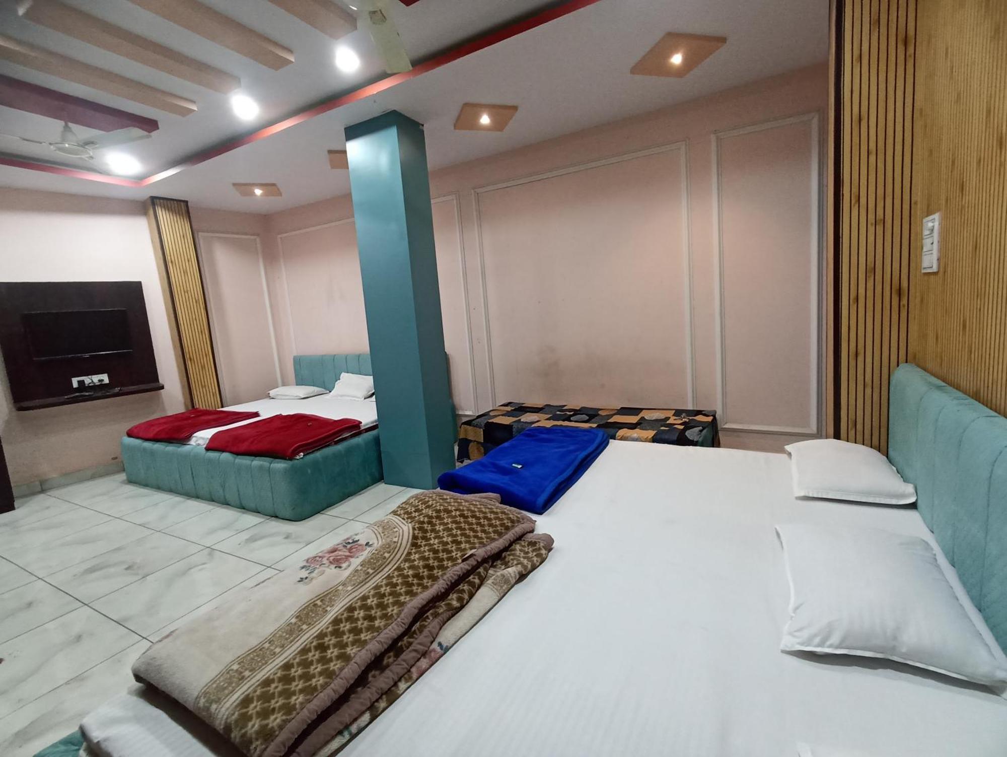 Hotel Shree Krishna Palace Uddzsaín Kültér fotó